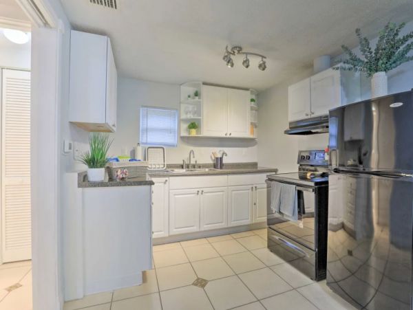 Two Bedroom Vacation Home in Sarasota Sleeps 4