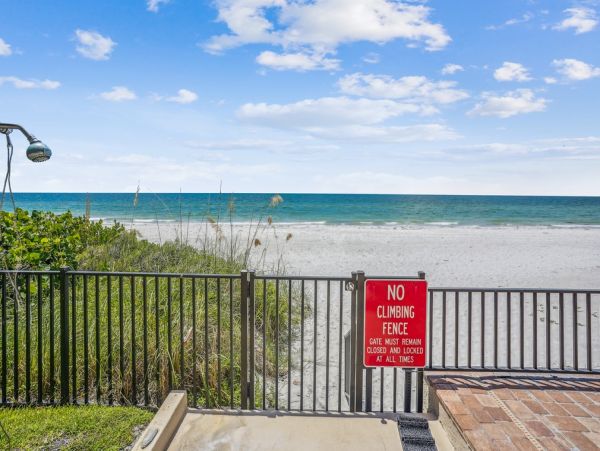 Lovely Oceanfront 2 Bedroom Condo in Madeira Beach