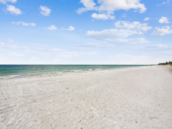Lovely Oceanfront 2 Bedroom Condo in Madeira Beach