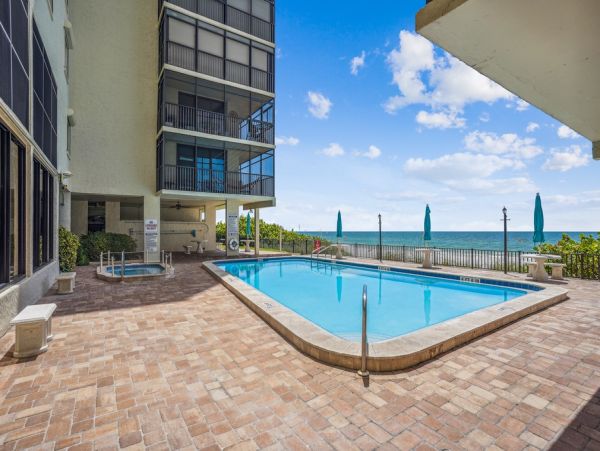 Lovely Oceanfront 2 Bedroom Condo in Madeira Beach
