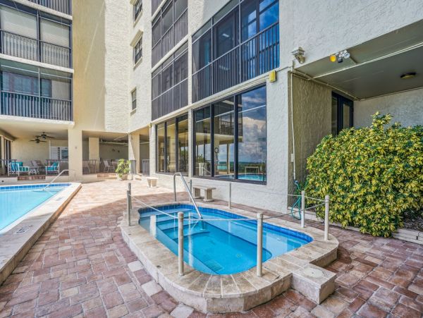 Lovely Oceanfront 2 Bedroom Condo in Madeira Beach