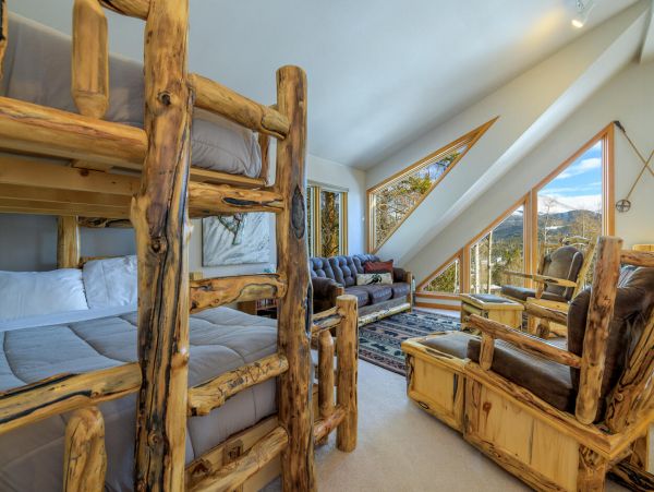 Beautiful Five Bedroom Cabin in Breckenridge Sleeps 11