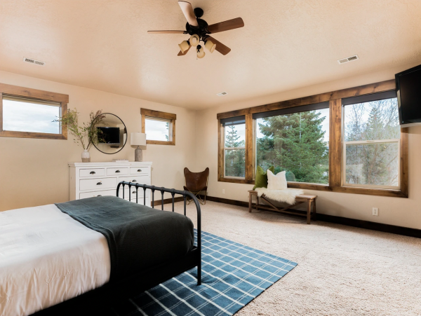 Park City Four Bedroom Vacation Home with Hot Tub & Mountain Views