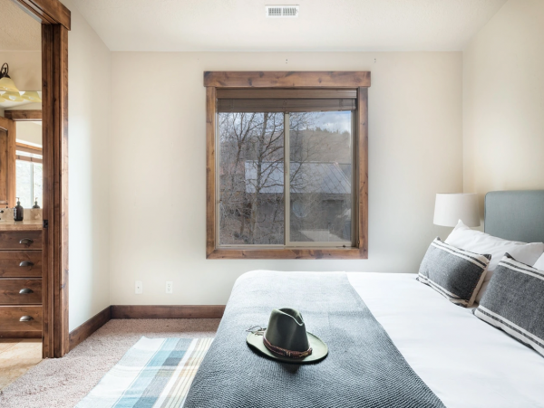 Park City Four Bedroom Vacation Home with Hot Tub & Mountain Views