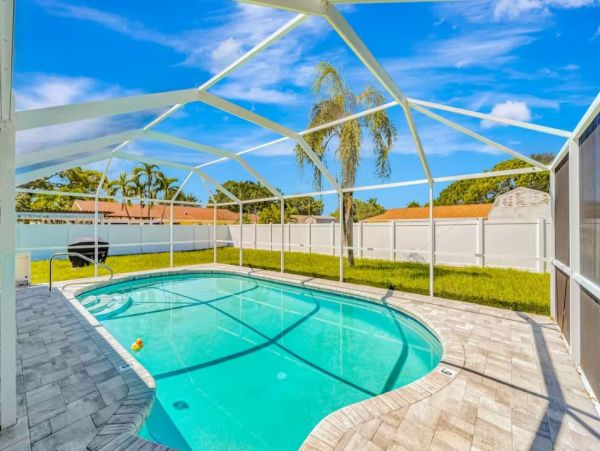 Charming 3 Bedroom Pool Vacation Home in Bradenton