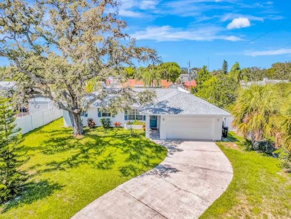 Charming 3 Bedroom Pool Vacation Home in Bradenton