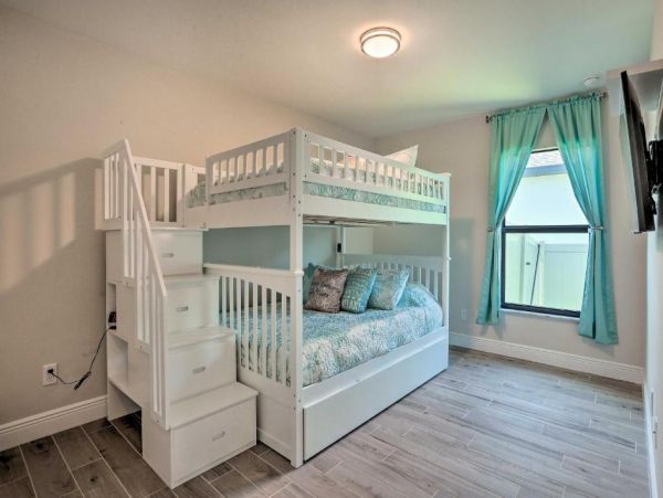 Cape Coral Vacation Home Four Bedroom Sleeps 13