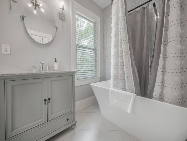 Beautiful 2 Bedroom Bungalow in Tampa Sleeps 8 Guests