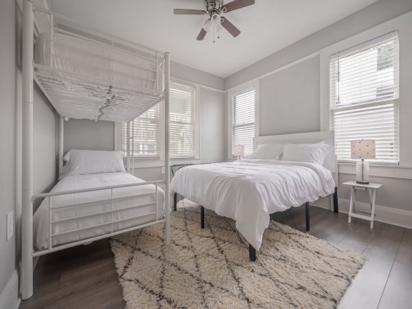 Beautiful 2 Bedroom Bungalow in Tampa Sleeps 8 Guests