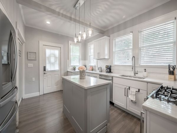 Beautiful 2 Bedroom Bungalow in Tampa Sleeps 8 Guests