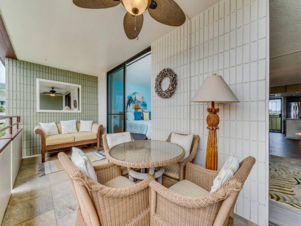 Lovely 2 Bedroom Condo Short Walk to Beach