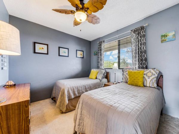Lovely 2 Bedroom Condo Short Walk to Beach