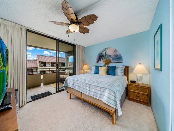 Lovely 2 Bedroom Condo Short Walk to Beach