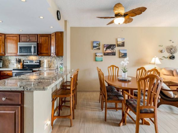 Lovely 2 Bedroom Condo Short Walk to Beach