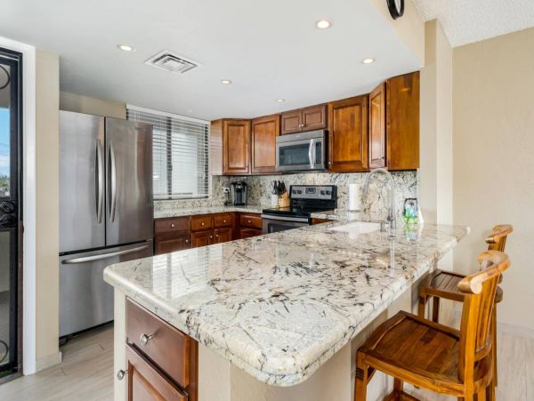 Lovely 2 Bedroom Condo Short Walk to Beach
