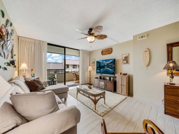Lovely 2 Bedroom Condo Short Walk to Beach