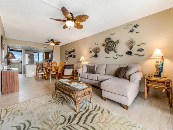 Lovely 2 Bedroom Condo Short Walk to Beach