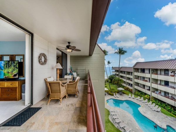 Lovely 2 Bedroom Condo Short Walk to Beach