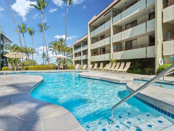 Lovely 2 Bedroom Condo Short Walk to Beach