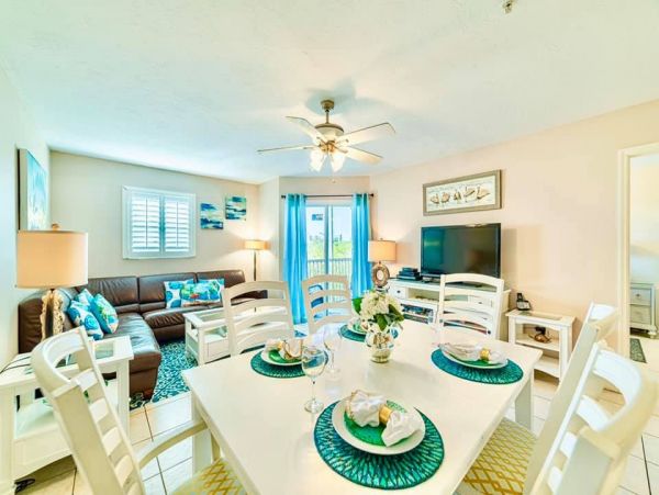 Holmes Beach Vacation Condo with Communal Pool