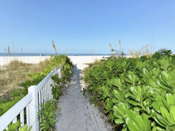 Holmes Beach Vacation Condo with Communal Pool