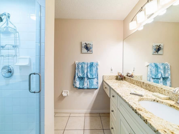 Holmes Beach Vacation Condo with Communal Pool