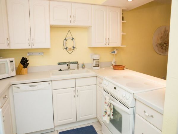 Charming Bradenton Beach Vacation Condo with Pool Sleeps 6