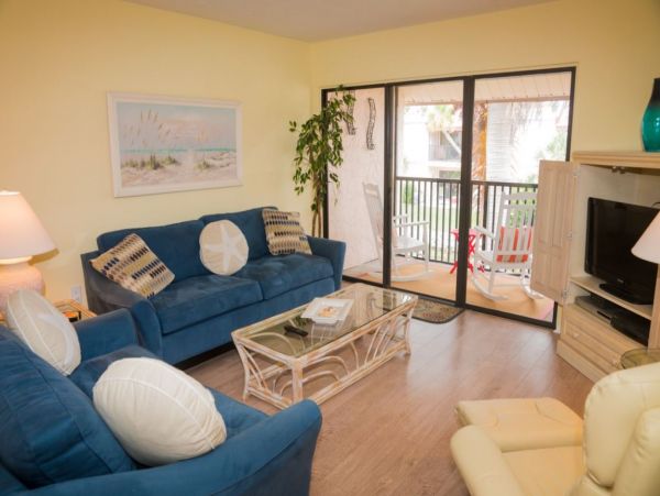 Charming Bradenton Beach Vacation Condo with Pool Sleeps 6