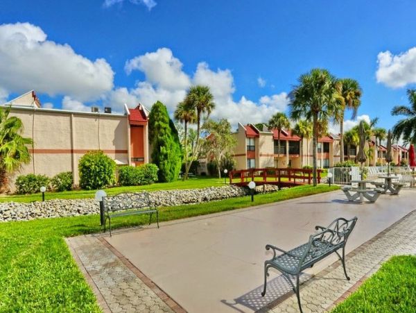 Charming Bradenton Beach Vacation Condo with Pool Sleeps 6
