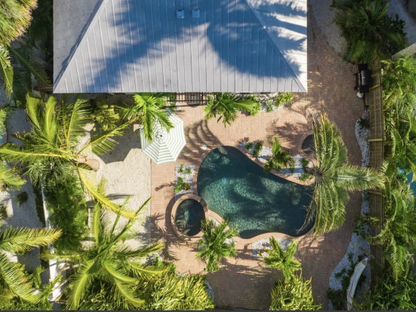 Walk to Beach Holmes Beach Vacation Home With 4 Bedrooms