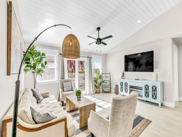 Walk to Beach Holmes Beach Vacation Home With 4 Bedrooms