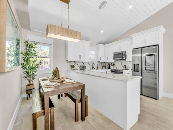 Walk to Beach Holmes Beach Vacation Home With 4 Bedrooms