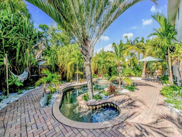 Walk to Beach Holmes Beach Vacation Home With 4 Bedrooms