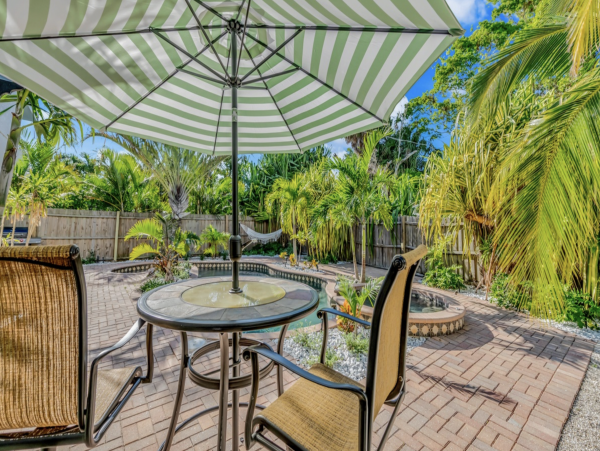 Walk to Beach Holmes Beach Vacation Home With 4 Bedrooms