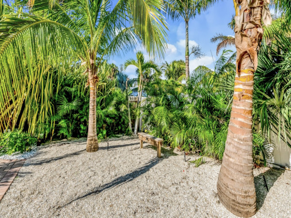 Walk to Beach Holmes Beach Vacation Home With 4 Bedrooms