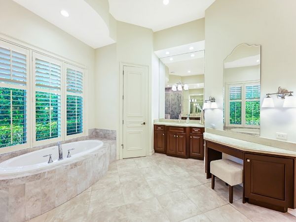 Fabulous Vacation Home with 4-Bedrooms and Private Pool in Naples