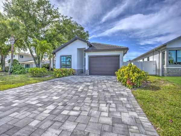 Luxurious Vacation Rental Near Vanderbilt Beach - Private Pool & Spa