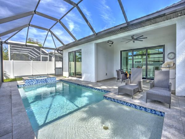 Luxurious Vacation Rental Near Vanderbilt Beach - Private Pool & Spa