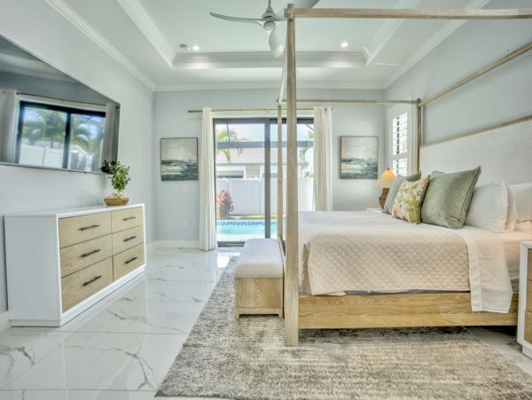 Luxurious Vacation Rental Near Vanderbilt Beach - Private Pool & Spa