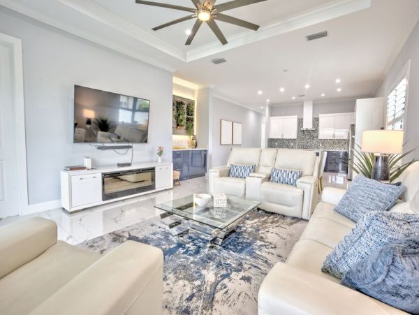 Luxurious Vacation Rental Near Vanderbilt Beach - Private Pool & Spa