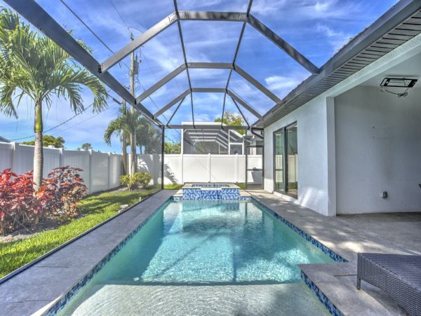 Luxurious Vacation Rental Near Vanderbilt Beach - Private Pool & Spa