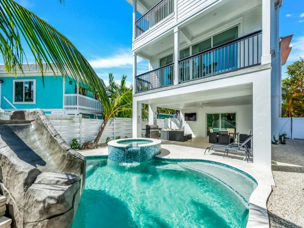 Luxury Vacation Home in Siesta Key with Private Pool and Hot Tub