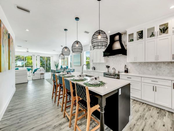Luxury Vacation Home in Siesta Key with Private Pool and Hot Tub
