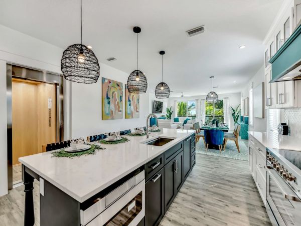 Luxury Vacation Home in Siesta Key with Private Pool and Hot Tub