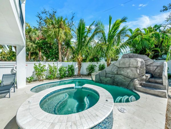 Luxury Vacation Home in Siesta Key with Private Pool and Hot Tub