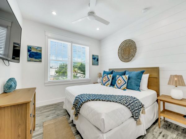 Luxury Vacation Home in Siesta Key with Private Pool and Hot Tub