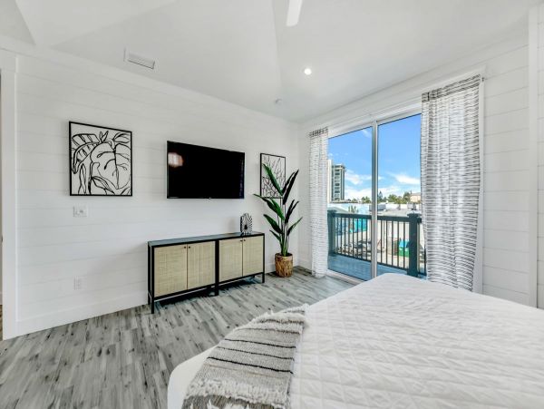 Luxury Vacation Home in Siesta Key with Private Pool and Hot Tub