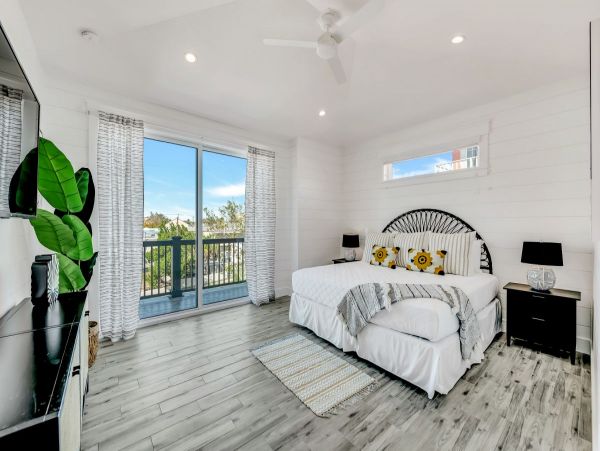 Luxury Vacation Home in Siesta Key with Private Pool and Hot Tub