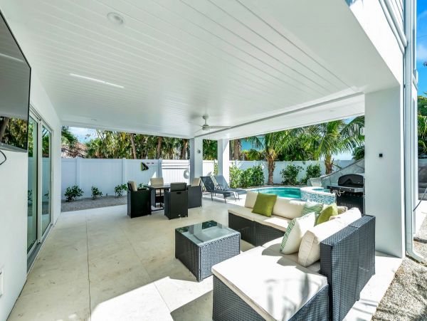 Luxury Vacation Home in Siesta Key with Private Pool and Hot Tub