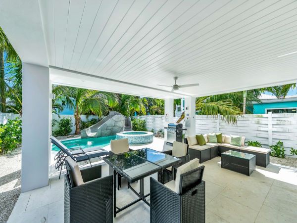 Luxury Vacation Home in Siesta Key with Private Pool and Hot Tub